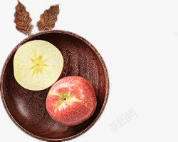 一个半糖心苹果放在盘子里素材