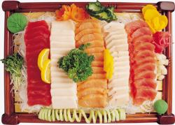 盘子里的美食寿司拼盘生鱼片拼盘高清图片