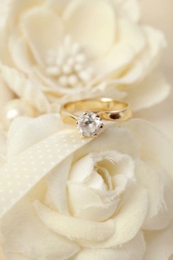 鲜花和戒指背景