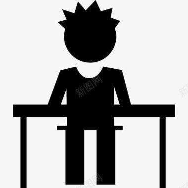 实木桌子PNG学生在课堂上坐在椅子上在他的办公桌图标图标