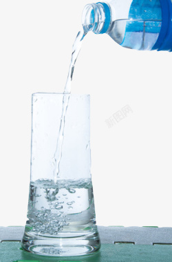 透明解渴倒进玻璃杯的一瓶饮料实素材