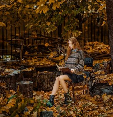 秋天室外场景女学生读书摄影摄影图片