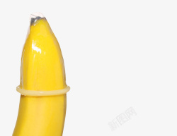 透明避孕套套着一根香蕉素材