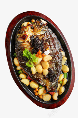 四川美味烤鱼木盘子里的鱼高清图片