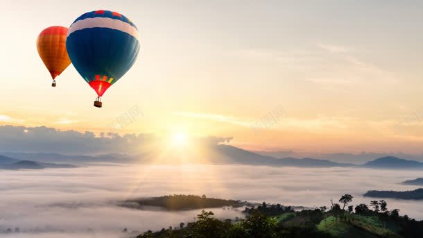 清晨热气球穿过云海背景