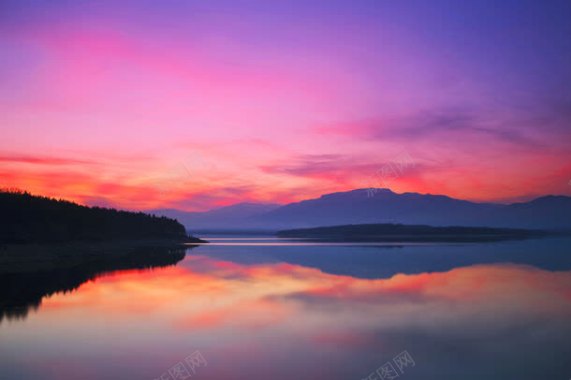 美丽湖泊傍晚风景背景