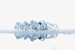 冰渣透明冰块倒影高清图片