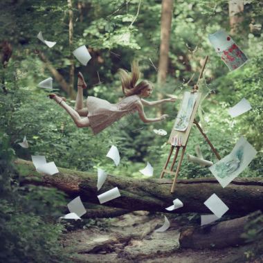 飞舞的姑娘纸张丛林写生背景