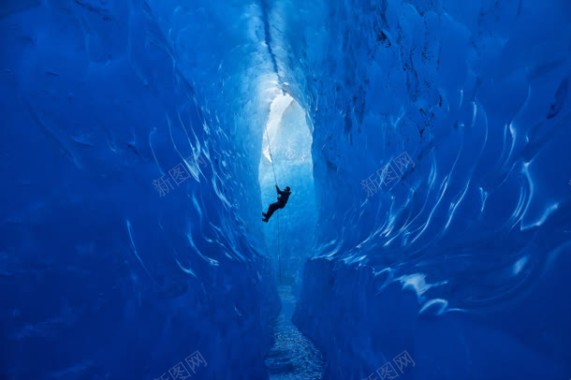 蓝色神秘海深处潜水员背景