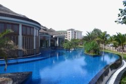 东南亚旅游蓝色泳池美景高清图片