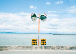 海岸边上海岸边上的指示牌海报背景高清图片