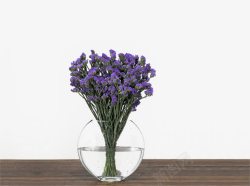 紫色的花瓶桌子上的鲜花片高清图片
