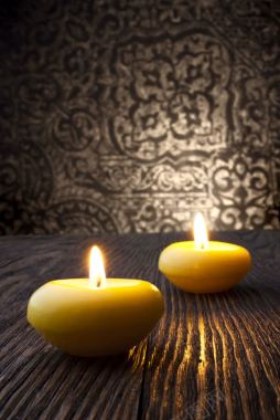 木板上的蜡烛背景