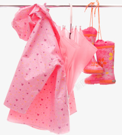 挂起来的粉色雨鞋和雨伞素材