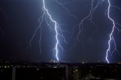 暴风雨闪电高清城市上空的闪电高清图片