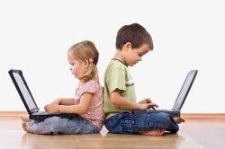 哥哥妹妹玩电脑的小孩高清图片