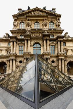 玻璃金字塔卢浮宫博物馆前高清图片