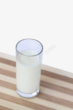 横条纹桌布一杯牛奶高清图片