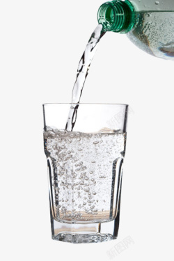 倒水塑料瓶往玻璃杯里添加苏打气泡水高清图片