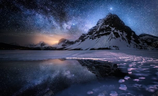 夜晚繁星深邃山峰湖面背景