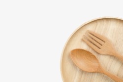 棕色折纸圆棕色木质纹理盛着木勺子叉子的圆高清图片