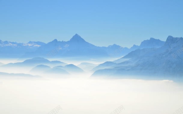 模糊的蓝天白云雾山峰背景