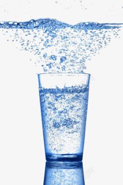 蓝色透明玻璃瓶蓝色水杯水气泡高清图片