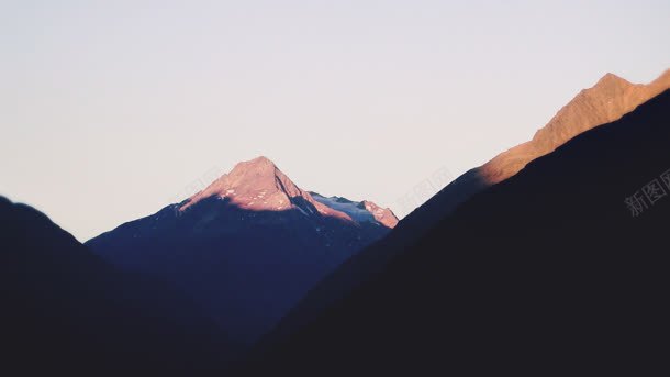 远处山顶向着朝阳自然景观背景