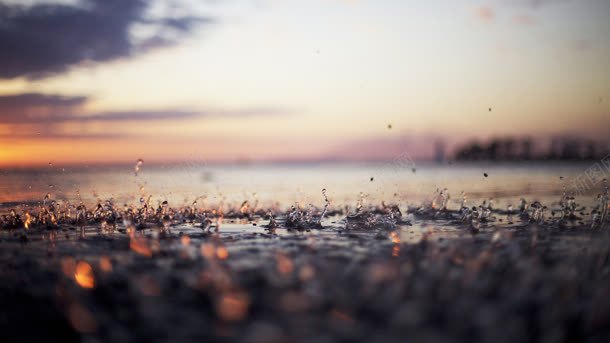 模糊的天空地上的雨水背景