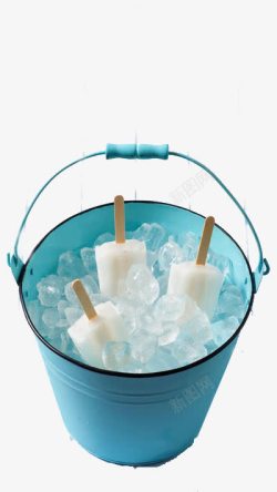 铁桶蓝色桶中的白色冰棍高清图片