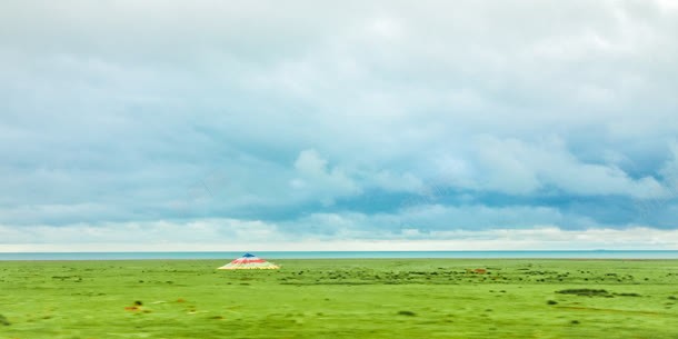 蓝天白云下的蒙古包背景