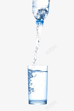 溅起液体透明解渴从高处倒出来的塑料瓶饮高清图片