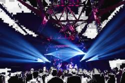 镁光灯热烈的演唱会舞台人群高清图片