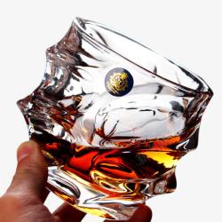 骰子和洋酒杯威士忌杯洋酒杯波浪杯高清图片