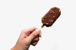 手拿着一根花生巧克力冰棍素材