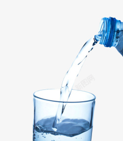 透明解渴到在水杯里的塑料瓶饮用素材