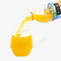 倒进杯子的橙汁素材