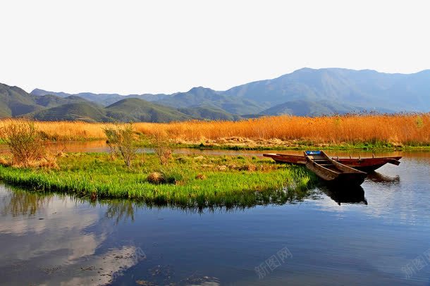 泸沽湖岸边风景png免抠素材_88icon https://88icon.com 云南 名胜古迹 地方景点 实物图 摄影图 木船 水波 水面 泸沽湖 渔船 自然景观 靠岸 高清图片