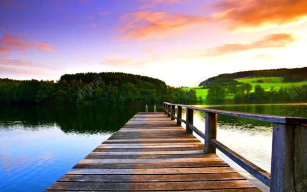 绿草平静湖面上的木桥背景