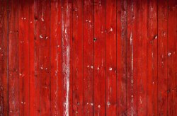 刷红漆的椅子红色木板墙壁背景高清图片