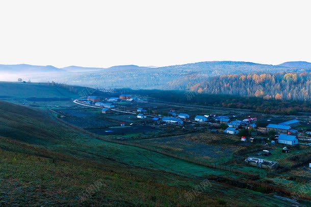 额尔古纳临江屯png免抠素材_88icon https://88icon.com 临江屯风景 山丘 旅游风景 村落 森林 远山 雾气 额尔古纳风景