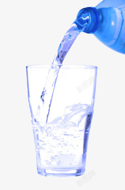 透明解渴倒到水杯里的塑料瓶饮用素材
