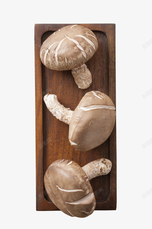 三个香菇png免抠素材_88icon https://88icon.com 三个香菇 实物 排列 新鲜食物 蔬菜 蘑菇 褐色 长方形木盘 香菇 香菇青菜