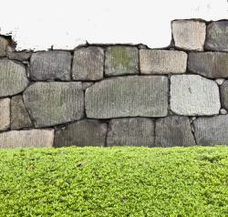 嫩绿草石块围墙与草坪高清图片