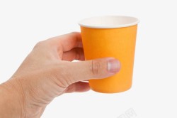 一次性塑料杯子手拿橙色纸杯高清图片