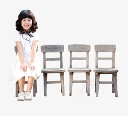 小椅子微笑坐在小椅子上的女孩高清图片