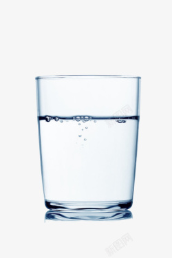 水杯里的红酒水杯里的纯水高清图片
