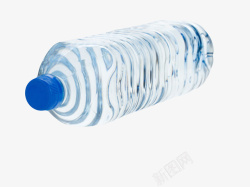 透明解渴倒放着的塑料瓶饮用水实素材