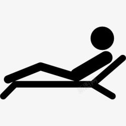 人侧视图人躺在躺椅上一个温泉图标高清图片