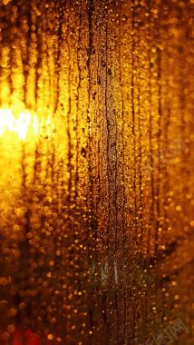 玻璃窗雨珠黄色灯光背景